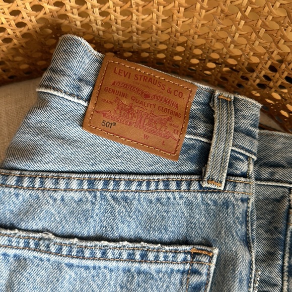 Levi’s 501 Crop Straight Medium Wash Distressed Rhinestone Jeans - Picture 5 of 9